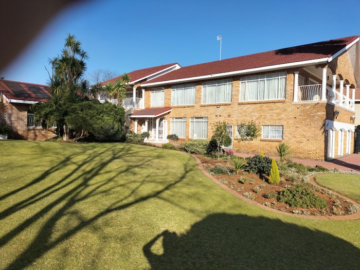 Vaal Park House For Sale: 5 Bedrooms, Golf Course Views, Pool, 3 Garages.