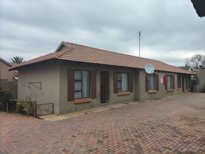 For Sale: 3 Bedroom Townhouse in Wilkoppies with carport and braai area.