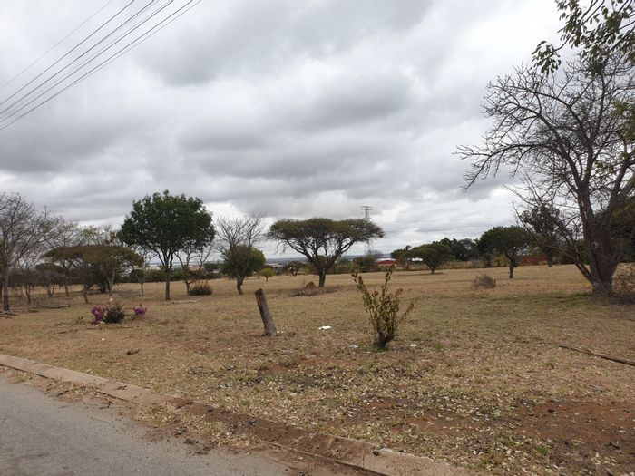 Vacant residential land for sale in Bendor, 671m2, ideal for your dream home.