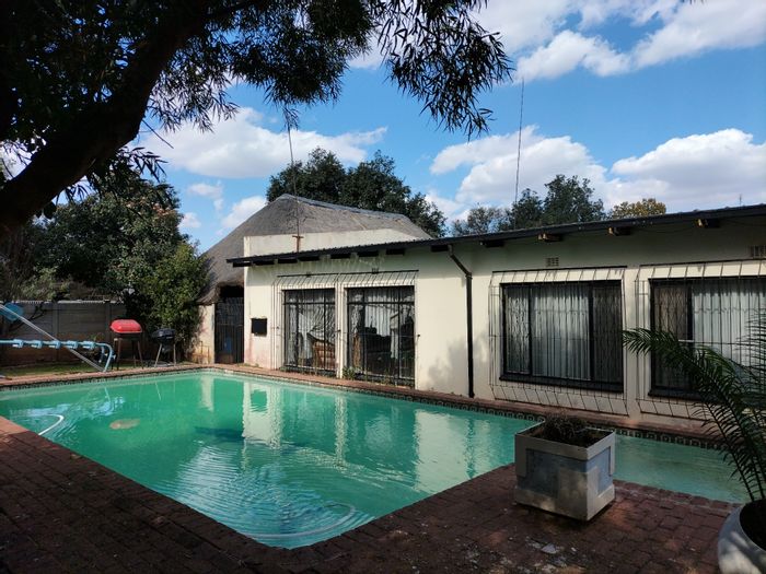 Lourenspark House For Sale: 4 Bedrooms, pool, lapa, and ample parking.