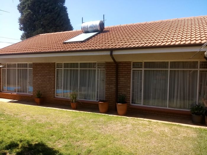 Flamwood House For Sale: 3 Beds, Pool, Study, Double Garages, Secure Area.