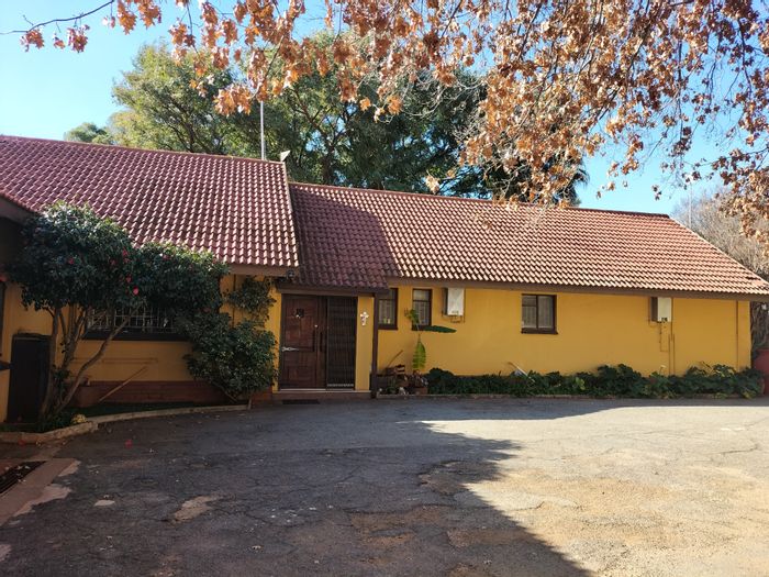 For Sale: House in Stilfontein Ext 4 with pool, borehole, and entertainment area.