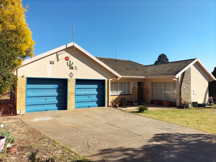 3 Bedroom House for Sale in Meiringspark with Borehole and Double Garages.