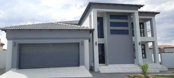 For Sale: House in Woodhill Estate with open plan living, braai area, and garden.