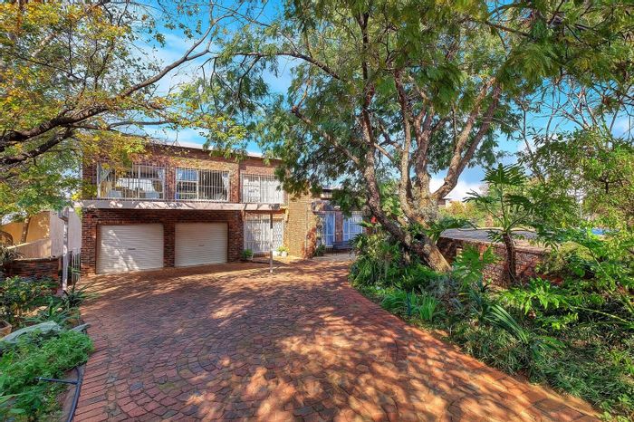 Mulbarton House For Sale: 5 bedrooms, pool, bar, double garages, spacious garden.