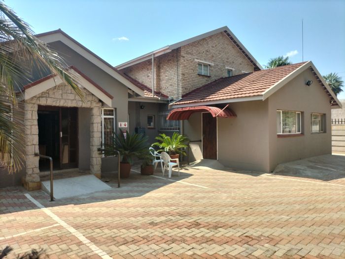 For Sale: Guest House in Stilfontein Ext 4 with 13 rooms, flatlets, and amenities.