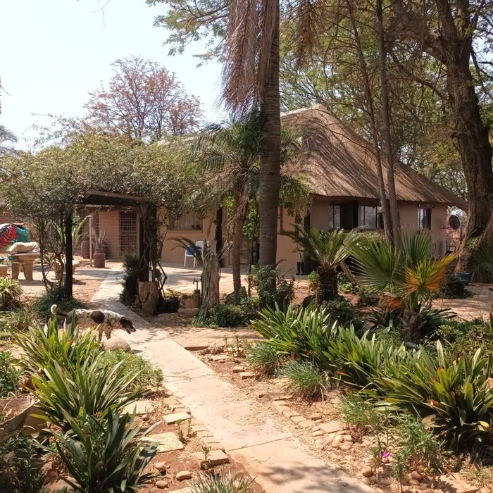 Kalkfontein AH Small Holding For Sale: 4 beds, pool, boreholes, large storage.