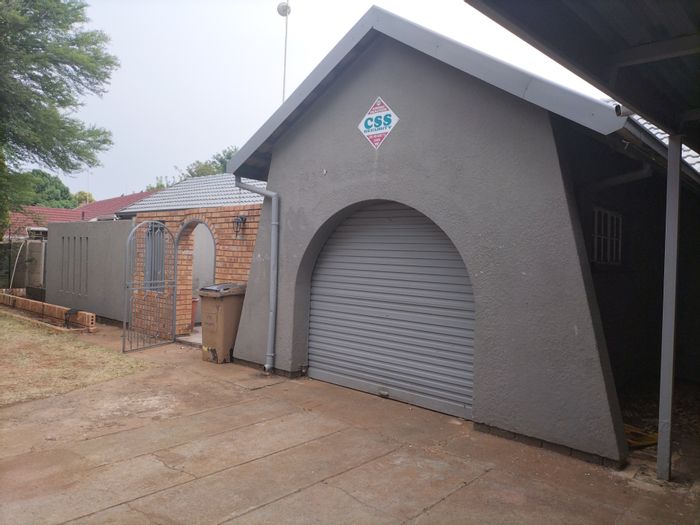 3 Bedroom house for sale in Stilfontein Ext 4 with wendy house and garages.