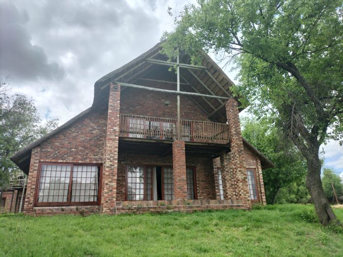 Riverfront house for sale in Bothaville Central with 4 bedrooms and fenced yard.