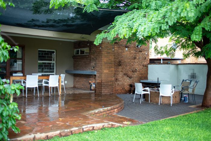 Chroompark House For Sale: 5 Bedrooms, pool, lapa, outbuilding, large yard.