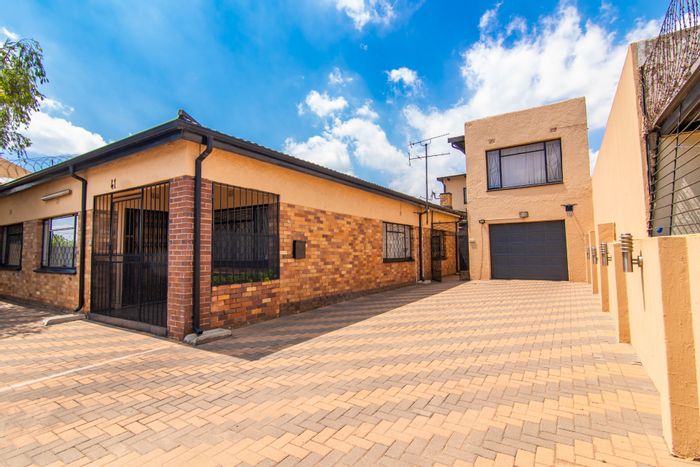 Actonville House For Sale: 3 bedrooms, flat, garage, security, low maintenance yard.