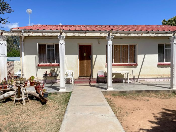 Calitzdorp Central House For Sale: Corner stand, cottage, garden, foot traffic potential.