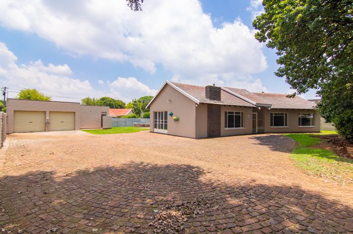 Dalpark House For Sale: 3 beds, pool, double garage, electric fencing.