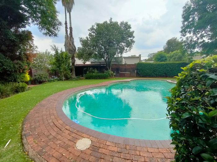 Cresta Apartment To Rent: Secure living, pool, garage, and laundry facilities available.