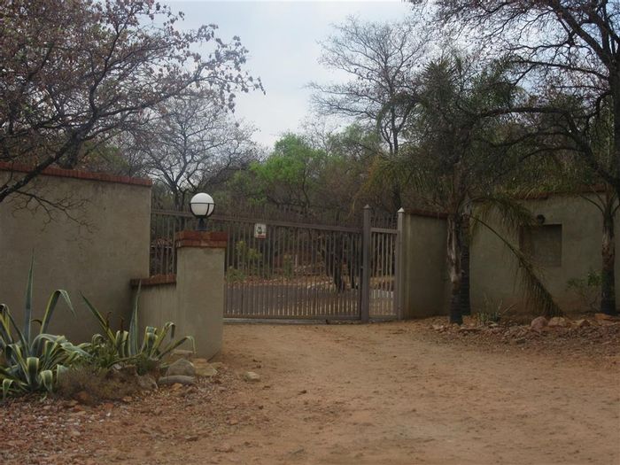 For Sale: Hartbeespoort Rural Small Holding with house, flat, office, and storage.