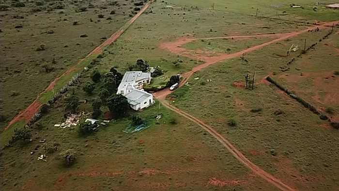 Private 8.5ha Small Holding in Polokwane Rural with boreholes and garages for sale.