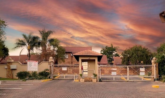 Die Hoewes Townhouse For Sale: Secure living, pool access, sunset views, no load shedding.