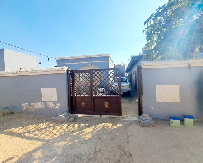 Nellmapius House For Sale: Income-generating property with multiple rental rooms available.