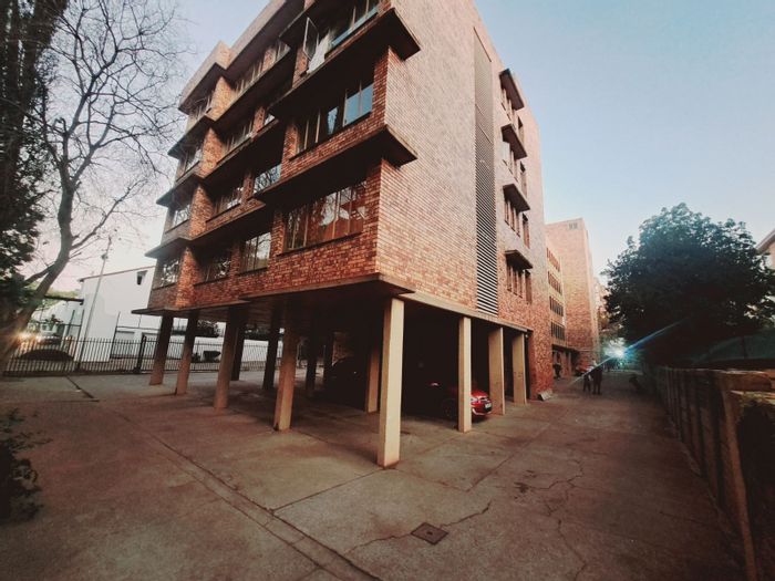 2-Bedroom Apartment For Sale in Sunnyside, near transport and local amenities.