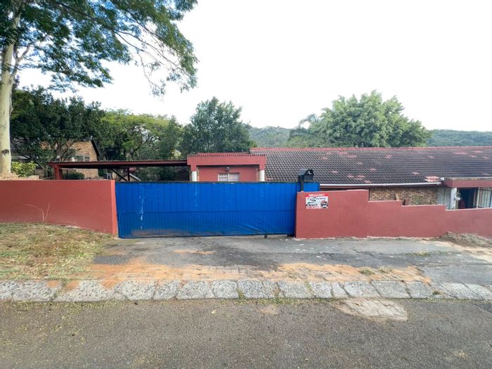 For Sale: 6-bedroom house in Nelspruit Ext 22 with 4 garages, CCTV security.