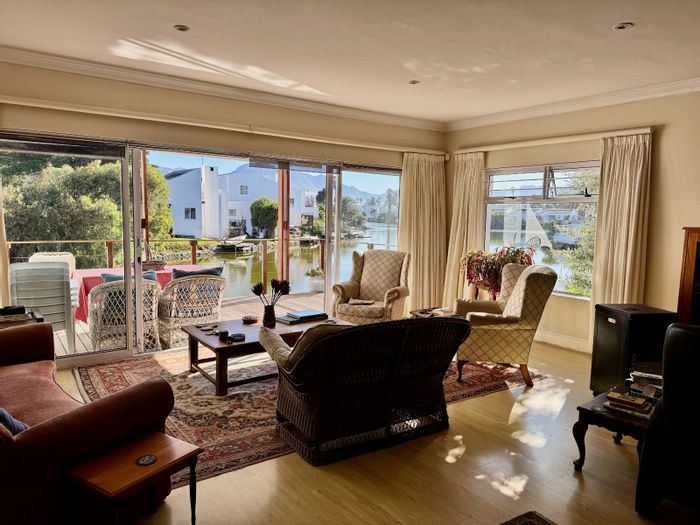 House for Sale in Marina Da Gama: Waterfront access, spacious living, and ample parking.