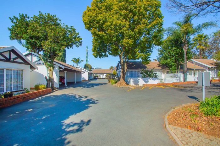 Wilgeheuwel Townhouse For Sale: Open plan living, private garden, clubhouse, pool access.