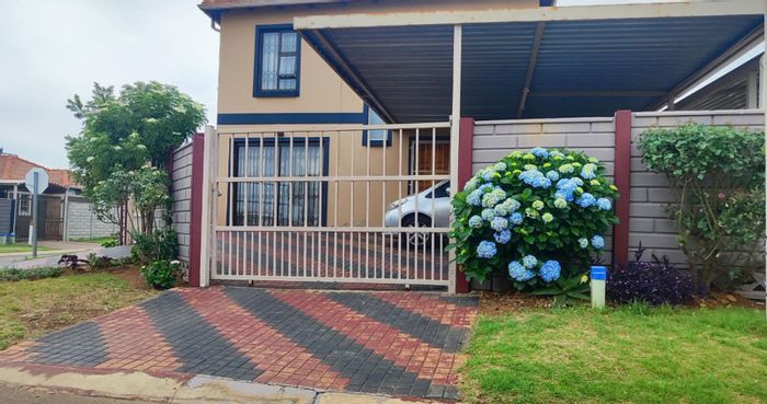 Spacious 3-Bedroom House for Sale in Albertsdal with Parking and Community Access.