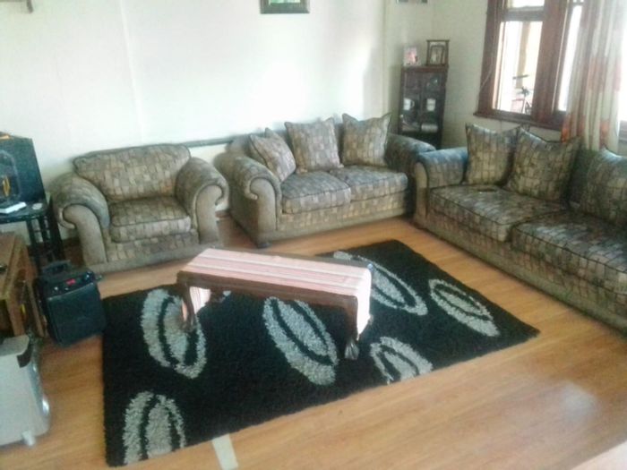 For Sale: House in Primrose with 4 bedrooms, pool, and cottage.