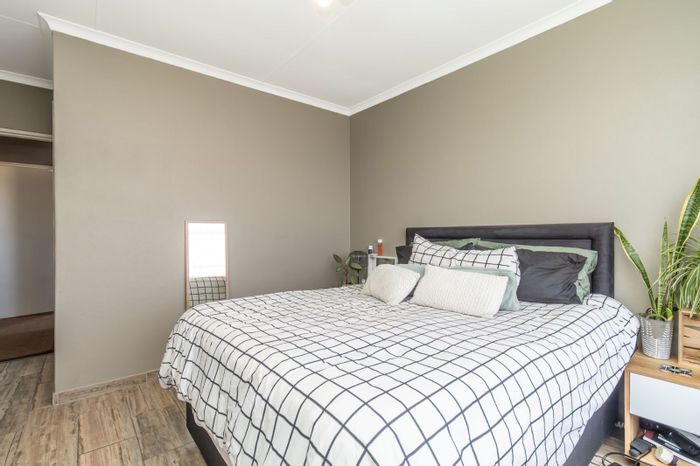 Wilgeheuwel Townhouse For Sale: 2 beds, pet-friendly garden, near amenities.