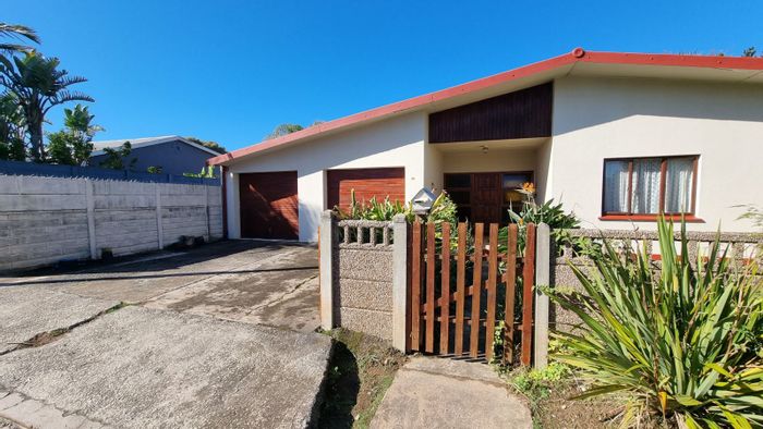 For Sale: Spacious 5-bedroom house with large garden and double garage in Denneoord.