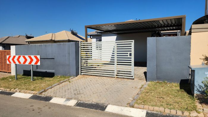 Riverside View House For Sale: 3 Bedrooms, garden, carport, near amenities.