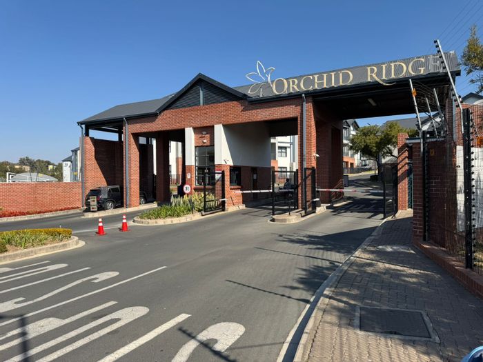 Ground-floor apartment in Randpark Ridge for sale with pool, gym, and security.