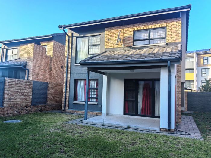 Amberfield House For Sale: 3 beds, pool, clubhouse, pet-friendly estate living.