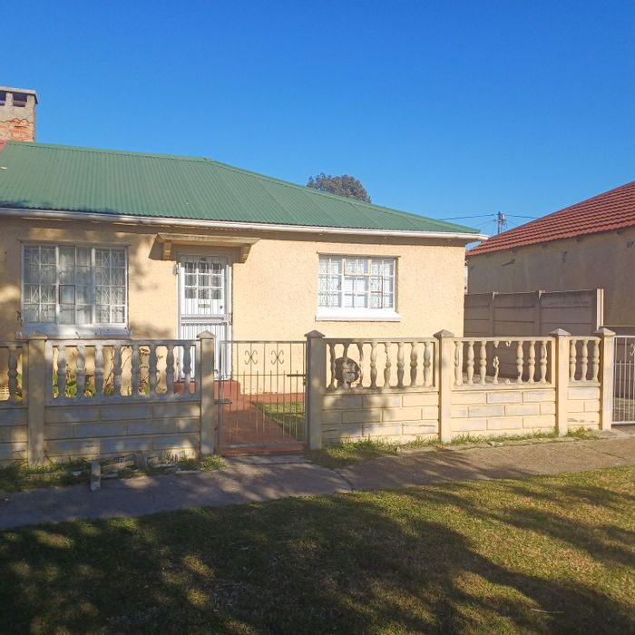 Kensington House For Sale: 2 Bedrooms, secure parking, prepaid electricity, quiet street.