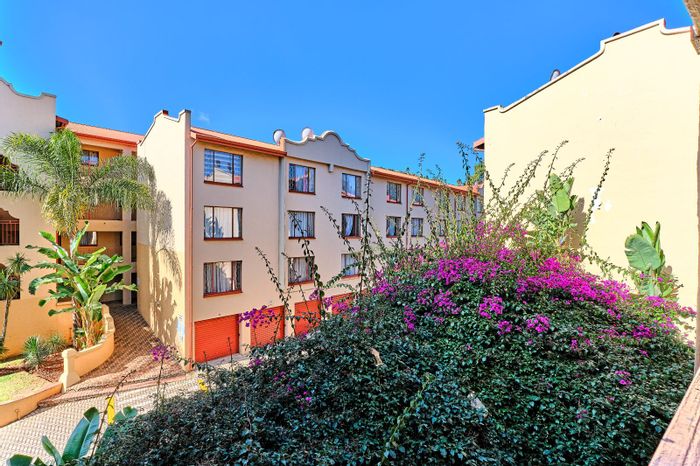 Helderkruin Apartment For Sale: 2 beds, communal gardens, park access, lease in place.