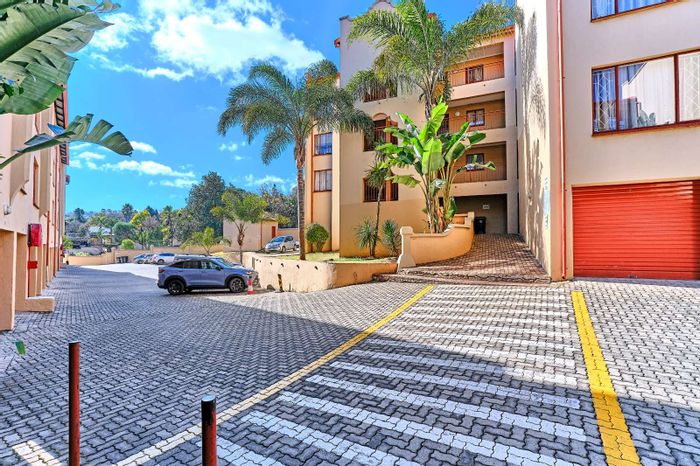 Helderkruin Apartment For Sale: 2 beds, communal gardens, pool, secure complex.
