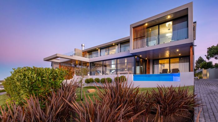 Oubaai House For Sale: Luxury living with pool, braai room, and mountain views.