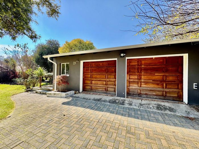 Secunda Central House For Sale: 3 beds, pool, double garage, great potential.