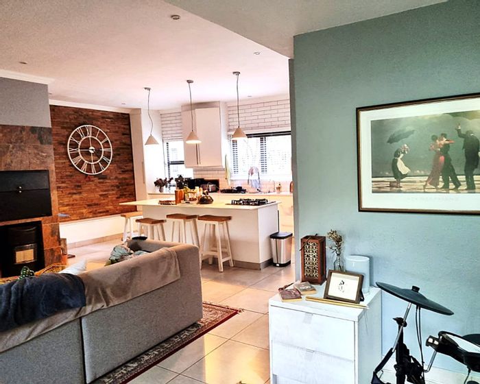 Eagles Landing Townhouse For Sale: Eco-friendly, lake views, communal pool, secure estate.