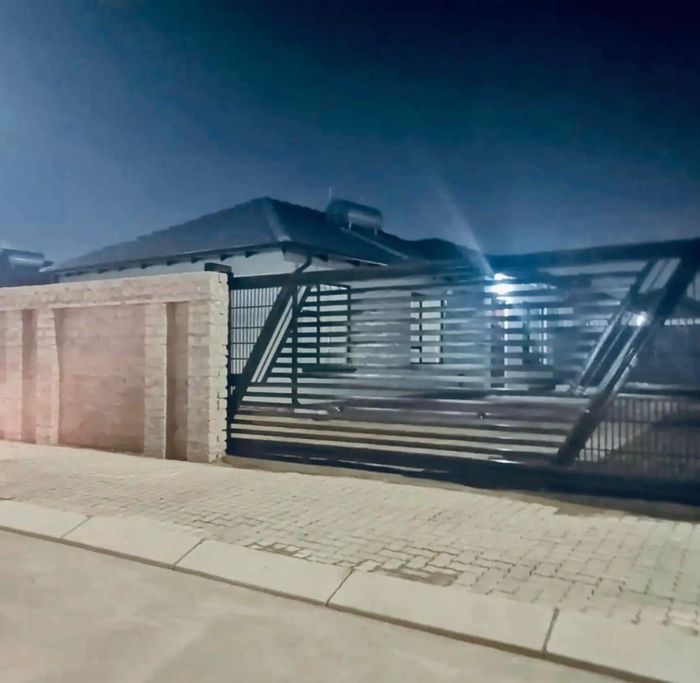 3-Bedroom House in Kya Sands For Sale with Open-Plan Living and Spacious Yard.