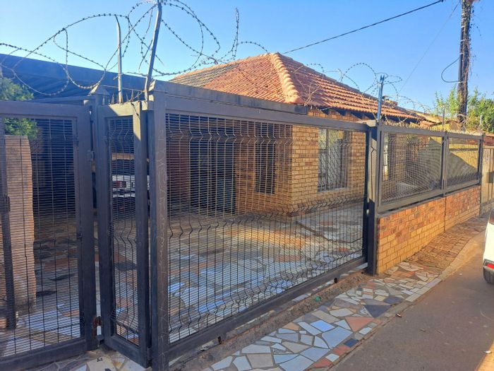 Investment Opportunity in Mamelodi East: 2-Bedroom House with Income-Generating Rooms.