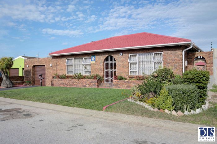 Malabar House For Sale: 4 Bedrooms, indoor braai, inverter, spacious yard.