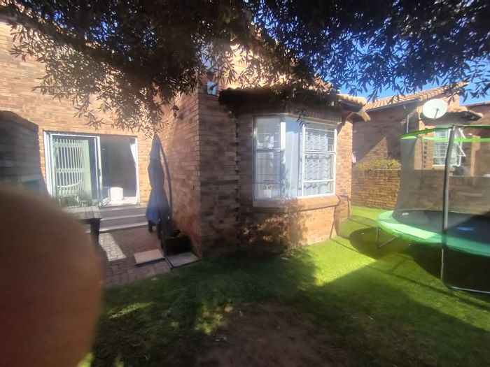 3-Bedroom Townhouse in Bromhof For Sale with 24-hour security and low maintenance.