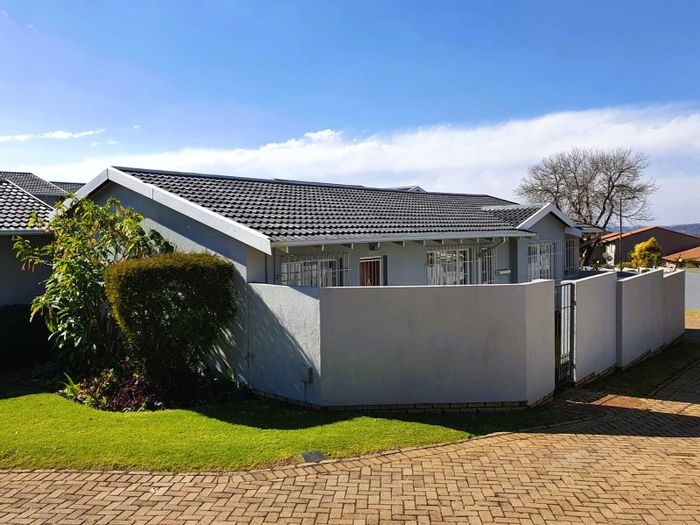 Sundowner Townhouse For Sale: 3 beds, pool, garden, secure complex amenities.