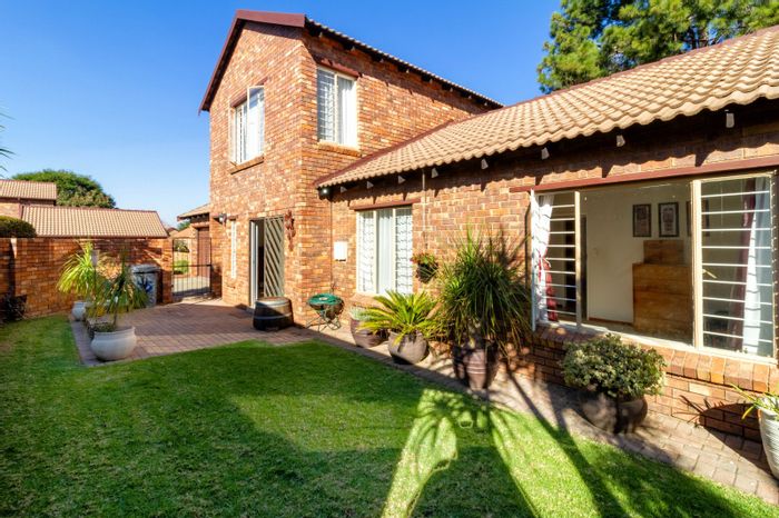 Pet-Friendly Townhouse For Sale in Sundowner: 3 Bedrooms, Garden, Double Garage.