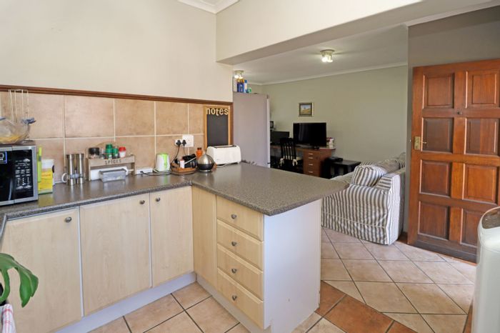 Boardwalk Villas Apartment For Sale: Secure complex, 2 beds, garage, private balcony.