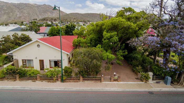 For Sale: House in Montagu Central with 4 bedrooms, patio, and irrigated garden.