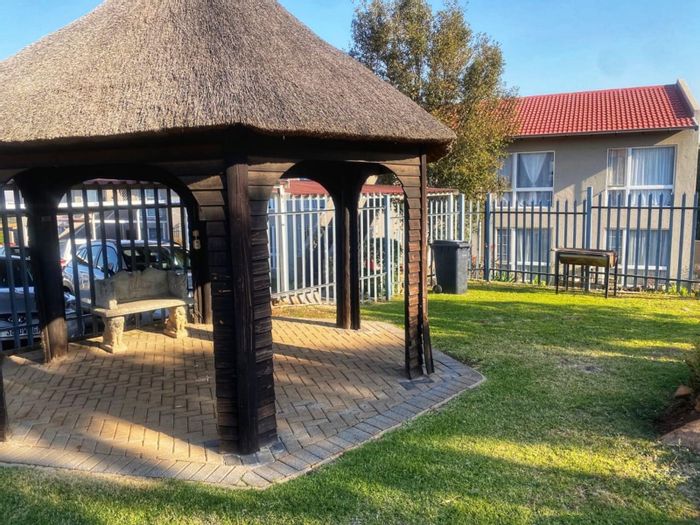 South Crest Apartment For Sale: 2 beds, communal pool, 24-hour security, great views.