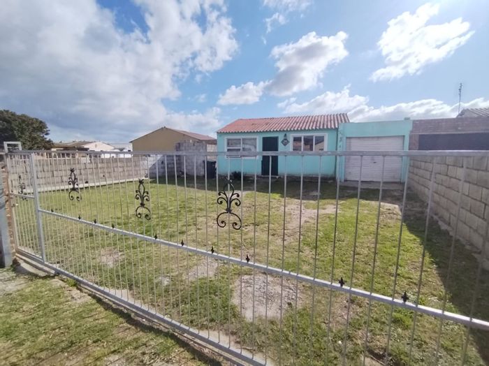 2-Bedroom House For Sale in Bethelsdorp with spacious yard and secure parking.