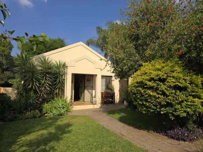 Zwartkop House For Sale: 2 beds, security, garden, near amenities and transport.